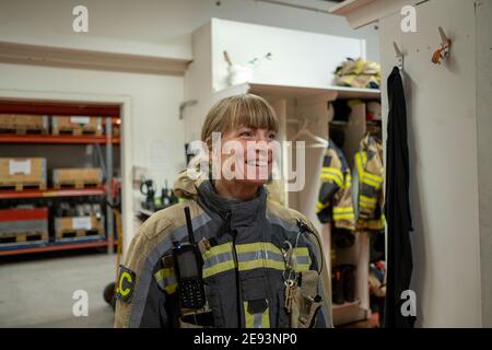 Sorridente pompiere femminile Foto Stock