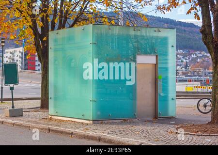 Cubo di vetro moderno WC pubblico in Norvegia Foto Stock