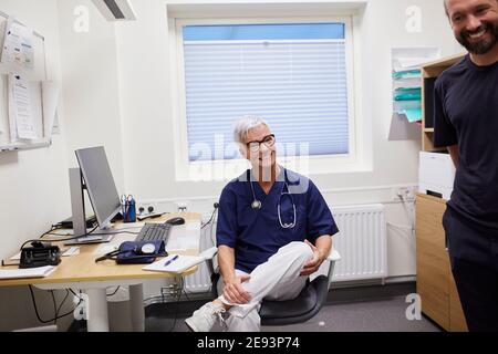 Dottoressa in ufficio medico Foto Stock