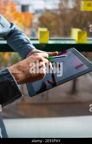 Le mani di Businessmans che usano il tablet digitale Foto Stock