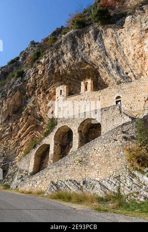 L'Eremo di San Cataldo, incastonato in una scogliera di granito, si trova a guardia della piccola comunità di Cottanello (Prov Foto Stock