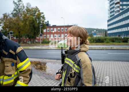 Felice vigile del fuoco che guarda via Foto Stock