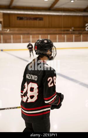 Ragazza giocatore di hockey su ghiaccio Foto Stock