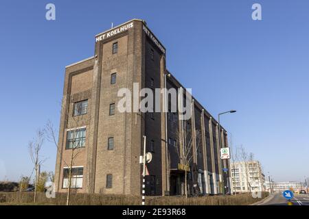 ZUTPHEN, PAESI BASSI - 25 gennaio 2021: Ex impianto di raffreddamento del burro patrimonio industriale edificio ora un centro culturale e sede di eventi contro una chiara Foto Stock