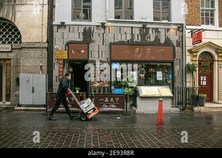 CHINATOWN LONDRA, REGNO UNITO 2 FEBBRAIO 2021. La Chinatown di Londra è deserta in quanto questi sono tempi difficili per molti ristoranti e negozi che hanno chiuso e una mancanza di turisti durante il terzo blocco del coronavirus. Le celebrazioni di quest'anno per il nuovo anno cinese l'Ox sono state annullate. : amer Ghazzal/Alamy Live News Foto Stock