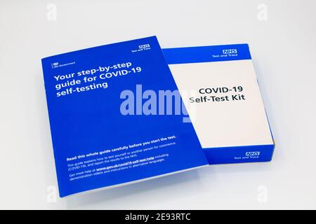 Kit di autotest NHS Covid 19 e manuale di istruzioni, regno unito Foto Stock