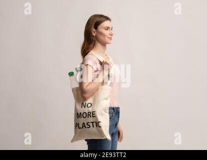 Eco attivista Woman Walking con borsa tote senza più Iscrizione in plastica Foto Stock