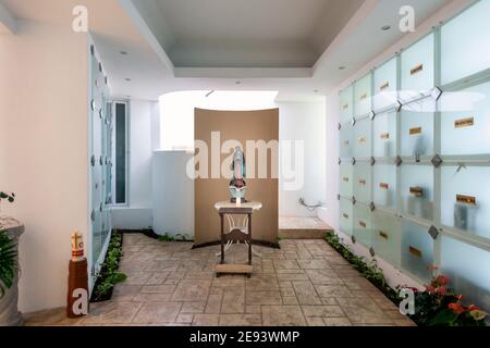 Cimitero all'interno della chiesa di Parroquia de Cristo Resucitado a Cancun Foto Stock