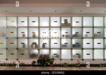 Cimitero all'interno della chiesa di Parroquia de Cristo Resucitado a Cancun Foto Stock