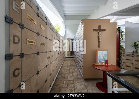 Cimitero all'interno della chiesa di Parroquia de Cristo Resucitado a Cancun Foto Stock