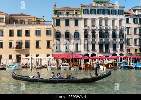 I turisti possono godersi un giro in gondola sul Canal Grande nella splendida città di Venezia, Italia. Foto Stock