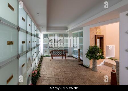 Cimitero all'interno della chiesa di Parroquia de Cristo Resucitado a Cancun Foto Stock