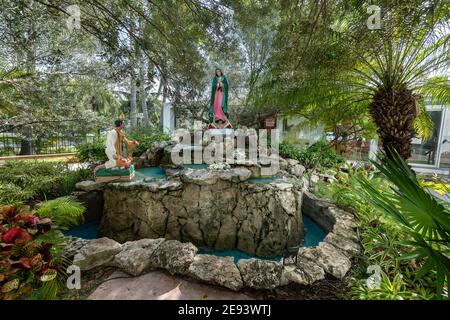 Scultura religiosa nel cortile di Parroquia de Cristo Resucitado chiesa di Cancun Foto Stock