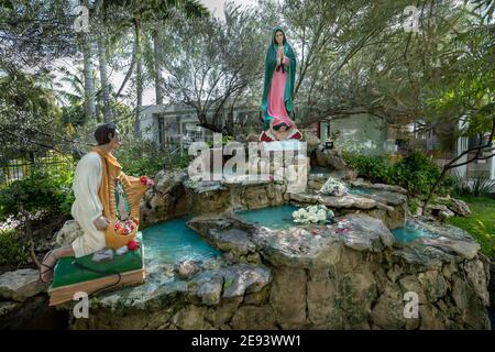 Scultura religiosa nel cortile di Parroquia de Cristo Resucitado chiesa di Cancun Foto Stock