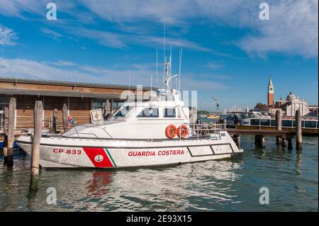 Guardia Costiera a Venezia con l'isola di San Giorgio maggiore e la basilica sullo sfondo, Italia. Foto Stock