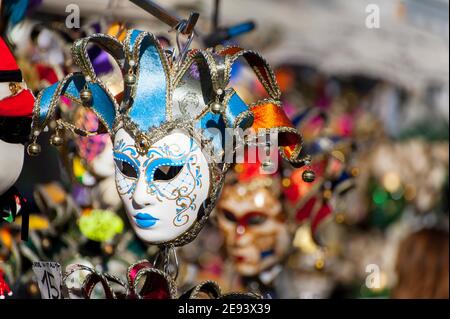 Maschere veneziane in vendita presso bancarelle di venditori ambulanti a Venezia. Foto Stock