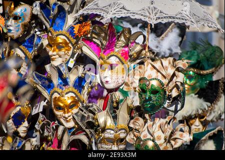 Maschere veneziane in vendita presso bancarelle di venditori ambulanti a Venezia. Foto Stock