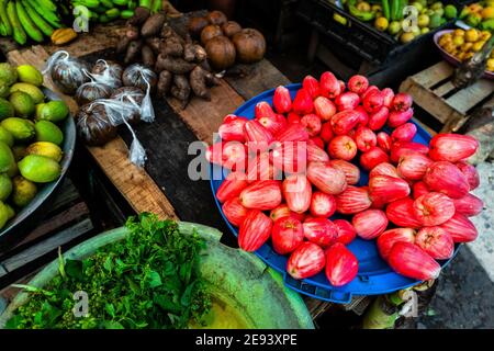 Mucchi di frutta, erbe e verdure sono visti in un mercato di strada lungo il fiume Atrato a Quibdó, Chocó, la regione pacifica della Colombia. Foto Stock