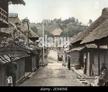 Foto del tardo 19 ° secolo - vista della strada a Kamakura, Giappone Foto Stock