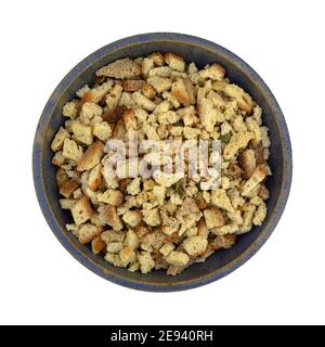 Vista dall'alto di una ciotola di ingredienti per il ripieno di stovetop non cotti isolati su sfondo bianco. Foto Stock