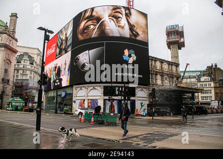 LONDRA, Regno Unito 2 febbraio 2021. Un nuovo annuncio da parte di NHS Inghilterra che mostra un paziente covid è visualizzato a Piccadilly Circus Londra come l'Inghilterra rimane sotto la terza restrizione di blocco per ridurre i tassi di infezione da coronavirus. Una nuova variante sudafricana è stata scoperta in otto aree con codice postale: amer Ghazzal/Alamy Live News. : amer Ghazzal/Alamy Live News Foto Stock