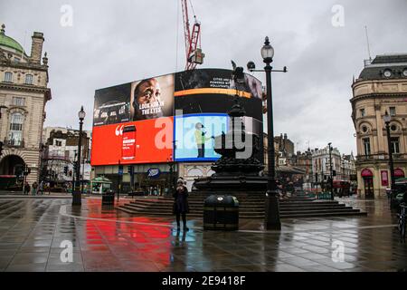 LONDRA, Regno Unito 2 febbraio 2021. Un nuovo annuncio da parte di NHS Inghilterra che mostra un paziente covid è visualizzato a Piccadilly Circus Londra come l'Inghilterra rimane sotto la terza restrizione di blocco per ridurre i tassi di infezione da coronavirus. Una nuova variante sudafricana è stata scoperta in otto aree con codice postale: amer Ghazzal/Alamy Live News. : amer Ghazzal/Alamy Live News Foto Stock