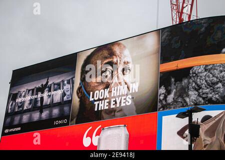 LONDRA, Regno Unito 2 febbraio 2021. Un nuovo annuncio da parte di NHS Inghilterra che mostra un paziente covid è visualizzato a Piccadilly Circus Londra come l'Inghilterra rimane sotto la terza restrizione di blocco per ridurre i tassi di infezione da coronavirus. Una nuova variante sudafricana è stata scoperta in otto aree con codice postale: amer Ghazzal/Alamy Live News. : amer Ghazzal/Alamy Live News Foto Stock