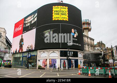 LONDRA, Regno Unito 2 febbraio 2021. Un messaggio di NHS England to Stay Home viene visualizzato sulla scheda elettronica di Piccadilly Circus, poiché l'Inghilterra rimane sotto le terze restrizioni di blocco per ridurre i tassi di infezione da coronavirus. Una nuova variante sudafricana è stata scoperta in otto aree con codice postale: amer Ghazzal/Alamy Live News. : amer Ghazzal/Alamy Live News Foto Stock