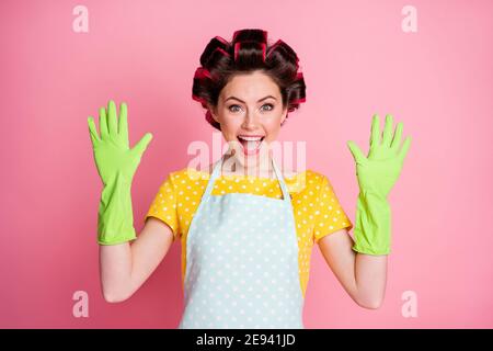 Donna felice in arricciacapelli, maschera facciale di bellezza e guanti di  gomma che si rilassano dopo aver fatto tutto il lavoro domestico Foto stock  - Alamy