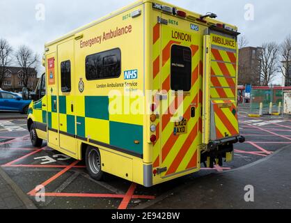 Una vista laterale posteriore di un veicolo ad ambulanza di emergenza NHS. Foto Stock