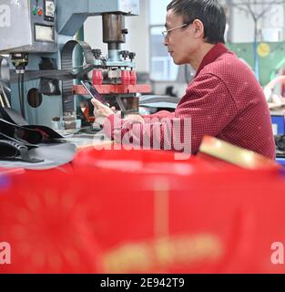 (210202) -- FUZHOU, 2 febbraio 2021 (Xinhua) -- Zhang Liangguo ha una video chat con suo figlio a Wellgreen Outdoor Co., Ltd. Nella contea di Minhou, Fuzhou, nella provincia del Fujian della Cina sudorientale, 1 febbraio 2021. A seguito della rinascita di sporadici casi COVID-19, molti luoghi in tutta la Cina hanno incoraggiato i residenti e i lavoratori migranti a rimanere messi per celebrare il Festival di primavera, per ridurre il flusso di personale e frenare la diffusione del coronavirus durante il periodo di vacanza. Nella contea di Minhou, Fuzhou, nella provincia di Fujian, una fabbrica di attrezzi all'aperto ha dato i kit regalo di Capodanno a più di 90 lavoratori che hanno dicembre Foto Stock