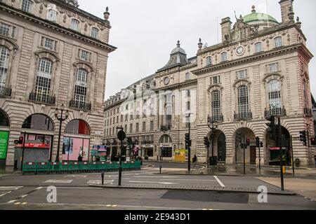 LONDRA, Regno Unito 2 febbraio 2021. Un Circus desertato di Piccadilly mentre l'Inghilterra rimane sotto il terzo blocco per ridurre i tassi di infezione del coronavirus. Una nuova variante sudafricana è stata scoperta in otto aree con codice postale: amer Ghazzal/Alamy Live News. : amer Ghazzal/Alamy Live News Foto Stock