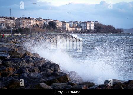 istanbul,Turchia - 25 Gennaio 2021 : tempesta del vento del sud-ovest nel Bosforo, Istanbul, Turchia Foto Stock