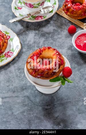 Mini torte alla vaniglia con glassa di lamponi - angolo alto visualizza Foto Stock