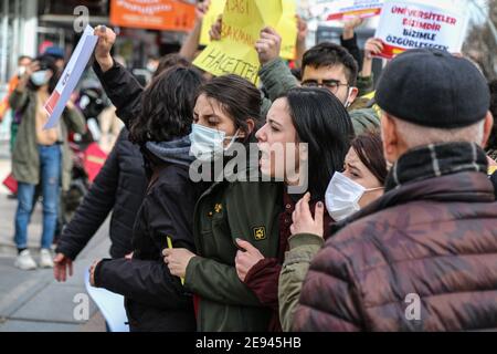 I manifestanti tengono cartelli che esprimono le loro opinioni durante la dimostrazione. Gli studenti dell'Università Bogazici di Istanbul hanno protestato contro la nomina di un rettore. Quattro studenti sono stati arrestati in Turchia su un'opera d'arte che, secondo quanto riferito, raffigura simboli dell'arcobaleno LGBT accanto a un'immagine di un sito islamico sacro. Foto Stock