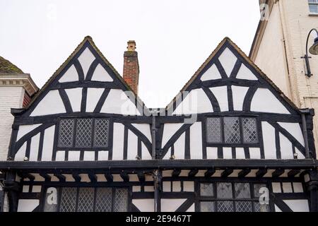 Edificio in legno di stile Tudor con finestre con piombo Foto Stock