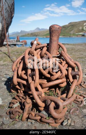 Catene arrugginite nell'ex stazione di sibilo a Grytviken sud georgia Foto Stock