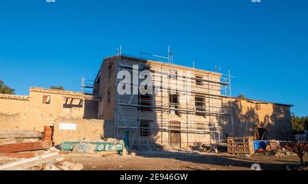Bella vista di un edificio residenziale in costruzione sotto a. cielo blu Foto Stock