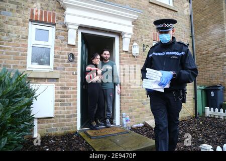 Gli ufficiali di sostegno della Comunità della polizia prendono via i kit di test del coronavirus completati a Maidstone, Kent, durante un blitz di prova di 80,000 persone in Inghilterra che sta cercando di trovare 'ogni singolo caso' della variante del coronavirus del Sudafrica in un tentativo di fermare la diffusione del ceppo più infettivo. Data immagine: Martedì 2 febbraio 2021. Foto Stock