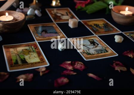 Carte Tarocchi sessione 2, spread, candele, cristalli, minerali, statuette e fiori Foto Stock