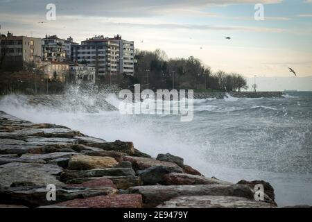 istanbul,Turchia - 25 Gennaio 2021 : tempesta del vento del sud-ovest nel Bosforo, Istanbul, Turchia Foto Stock