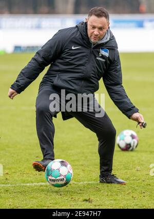 Berlino, Germania. 02 febbraio 2021. Il coach Pal Dardai gioca la palla durante la sessione di allenamento di Hertha BSC Berlin. Credit: Andreas Gora/dpa/Alamy Live News Foto Stock