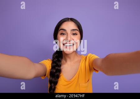 Donna indiana che prende un ritratto di sé, punto di vista Foto Stock