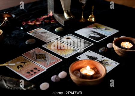 Carte Tarocchi sessione 2, spread, candele, cristalli, minerali, statuette e fiori Foto Stock