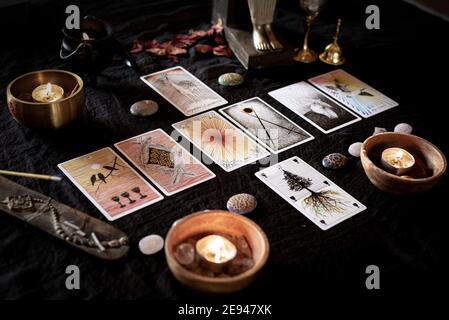 Carte Tarocchi sessione 2, spread, candele, cristalli, minerali, statuette e fiori Foto Stock