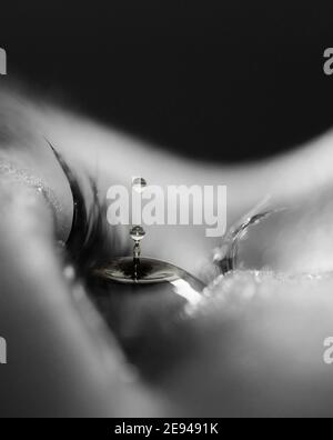 surreale foto in bianco e nero di una goccia d'acqua in un occhio, fotoshop montaggio Foto Stock