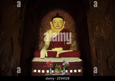 BAGAN, MYANMAR - 18 NOVEMBRE 2015: Enorme statua colorata di Buddha nel tempio, da sotto colpo di colorata statua di Buddha nel tempio ornamentale. Mingalaze Foto Stock