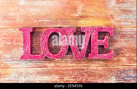 Lettera d'amore in legno sul vecchio pavimento in legno Foto Stock