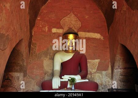 BAGAN, MYANMAR - 18 NOVEMBRE 2015: Enorme statua colorata di Buddha nel tempio, da sotto colpo di colorata statua di Buddha nel tempio ornamentale. Mingalaze Foto Stock