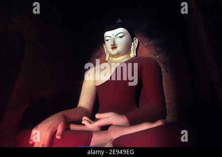 BAGAN, MYANMAR - 18 NOVEMBRE 2015: Enorme statua colorata di Buddha nel tempio, da sotto colpo di colorata statua di Buddha nel tempio ornamentale. Mingalaze Foto Stock